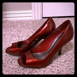 Red shiny pumps